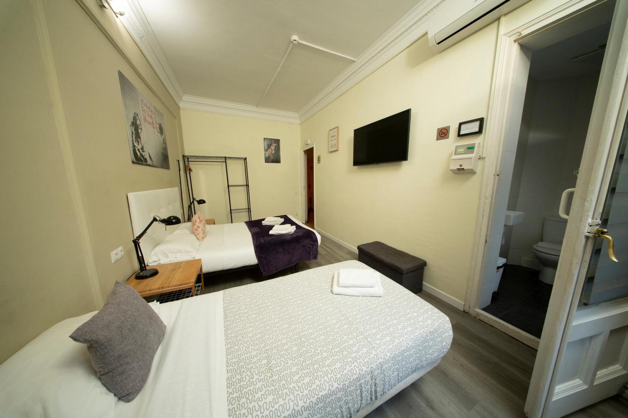 Wow Hostel Barcelona Exterior photo