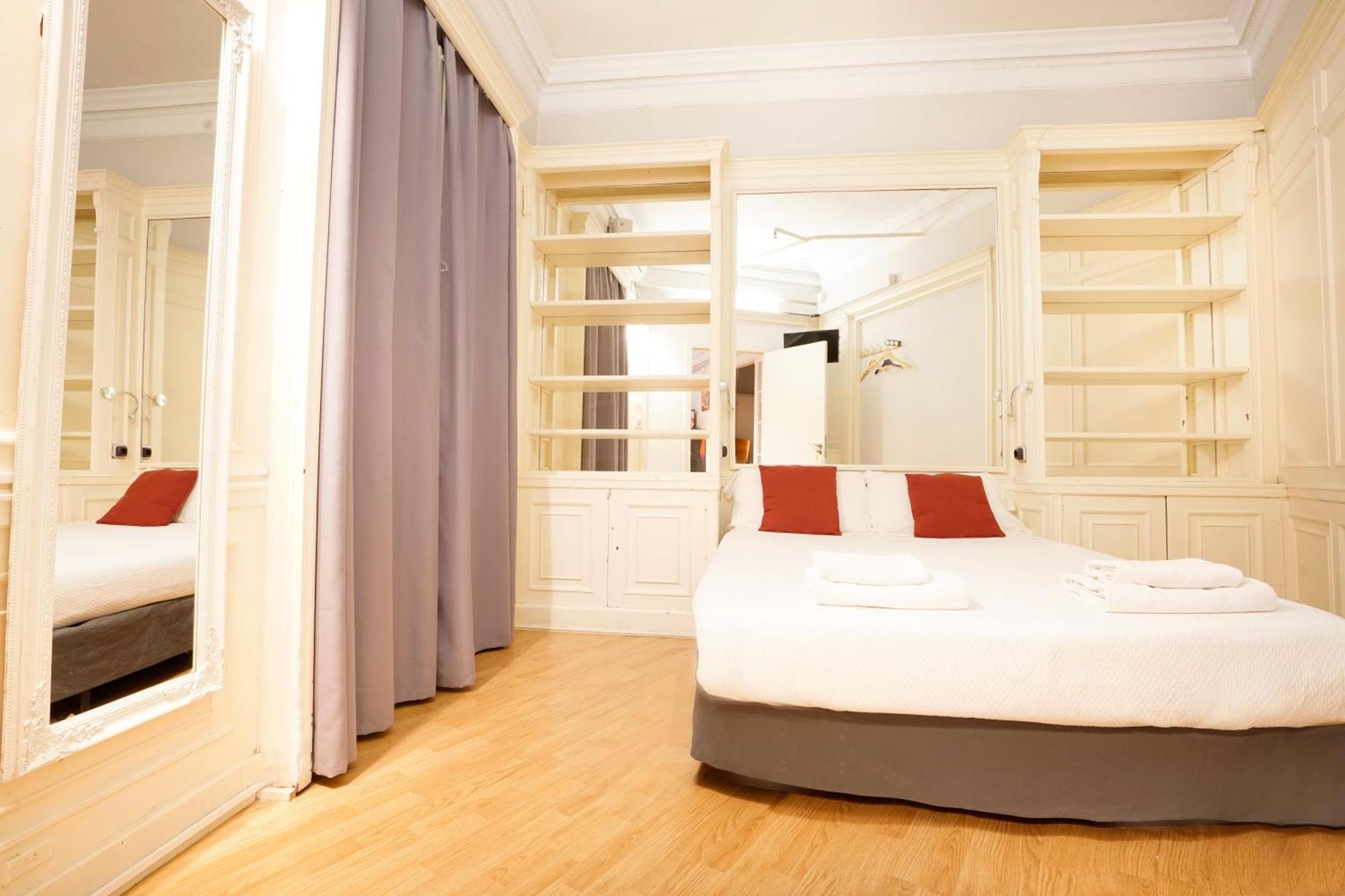 Wow Hostel Barcelona Exterior photo